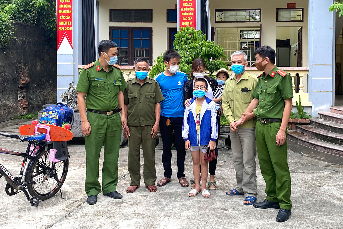 Công an xã Thanh Hương giúp cháu bé đi lạc về với gia đình