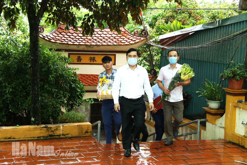 Lãnh đạo Sở Kế hoạch và Đầu tư thăm, tặng quà Mẹ Việt Nam anh hùng Vũ Thị Đam