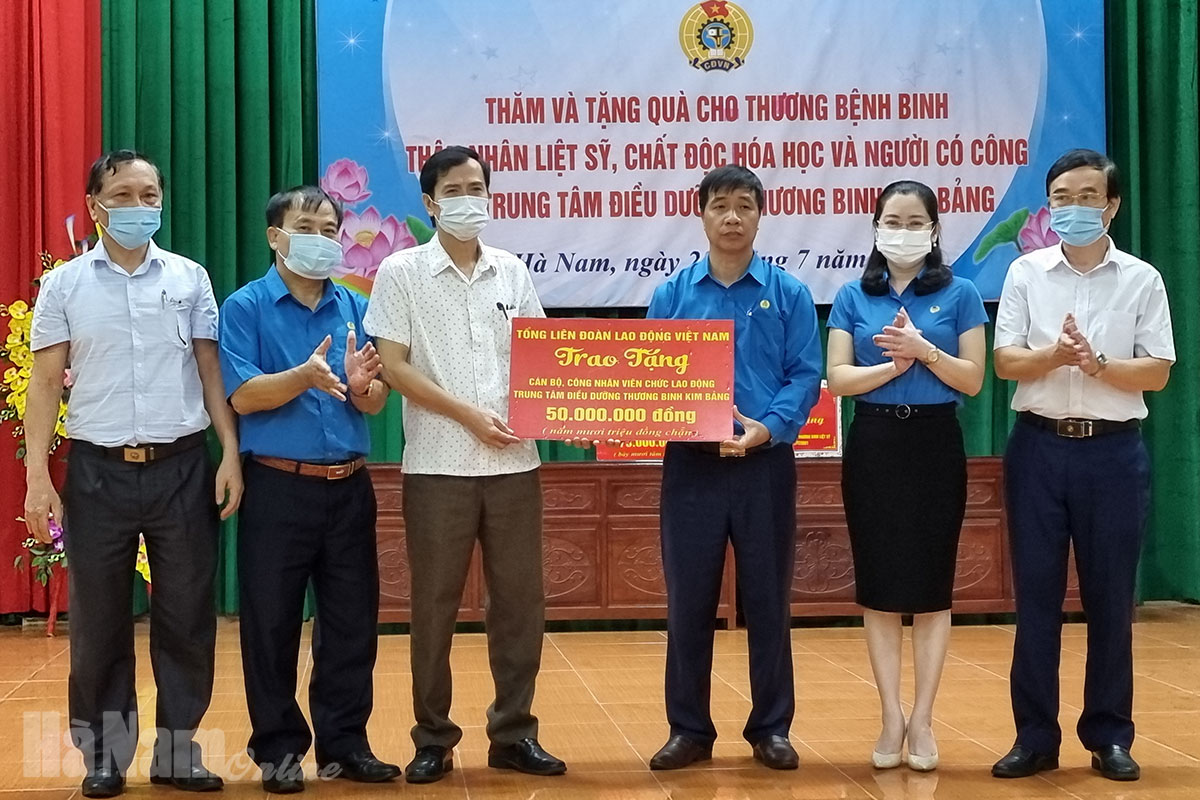 LĐLĐ tỉnh trao quà của Tổng LĐLĐ Việt Nam tặng Trung tâm Điều dưỡng thương binh Kim Bảng