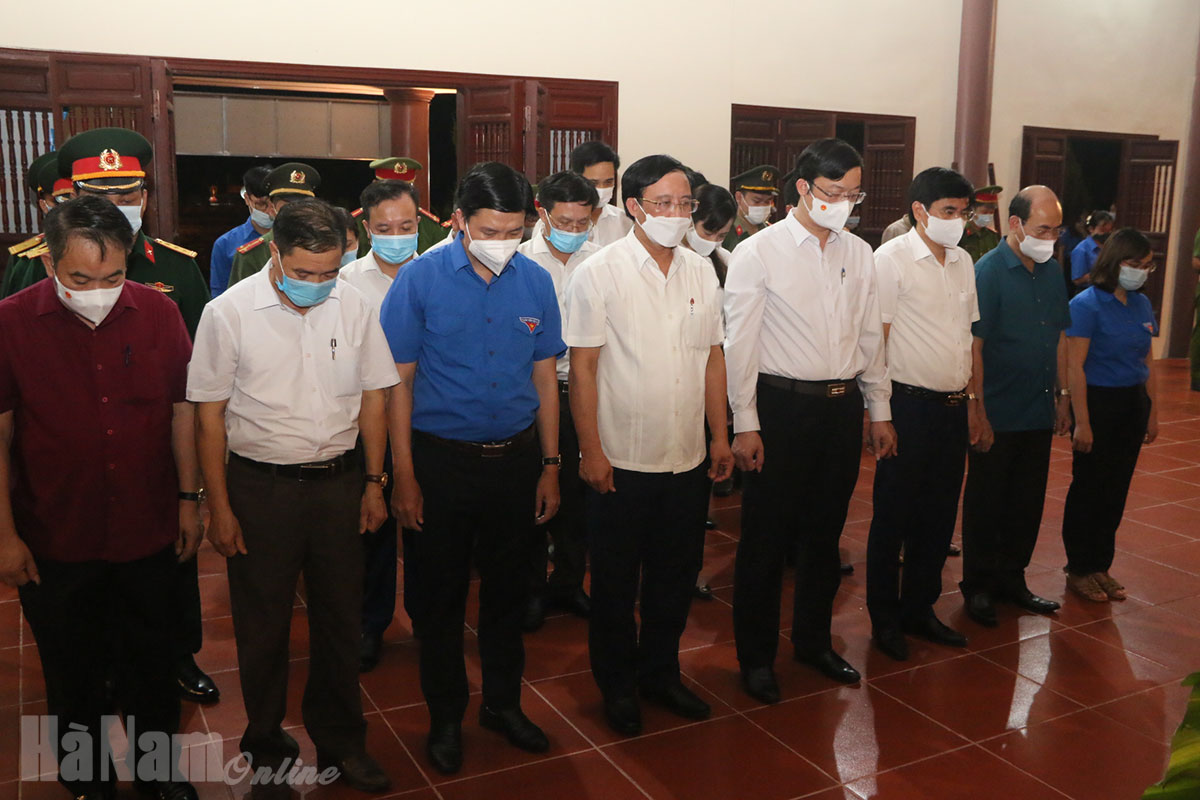 Huyện đoàn Thanh Liêm dâng hương, thắp nến tri ân các anh hùng liệt sĩ