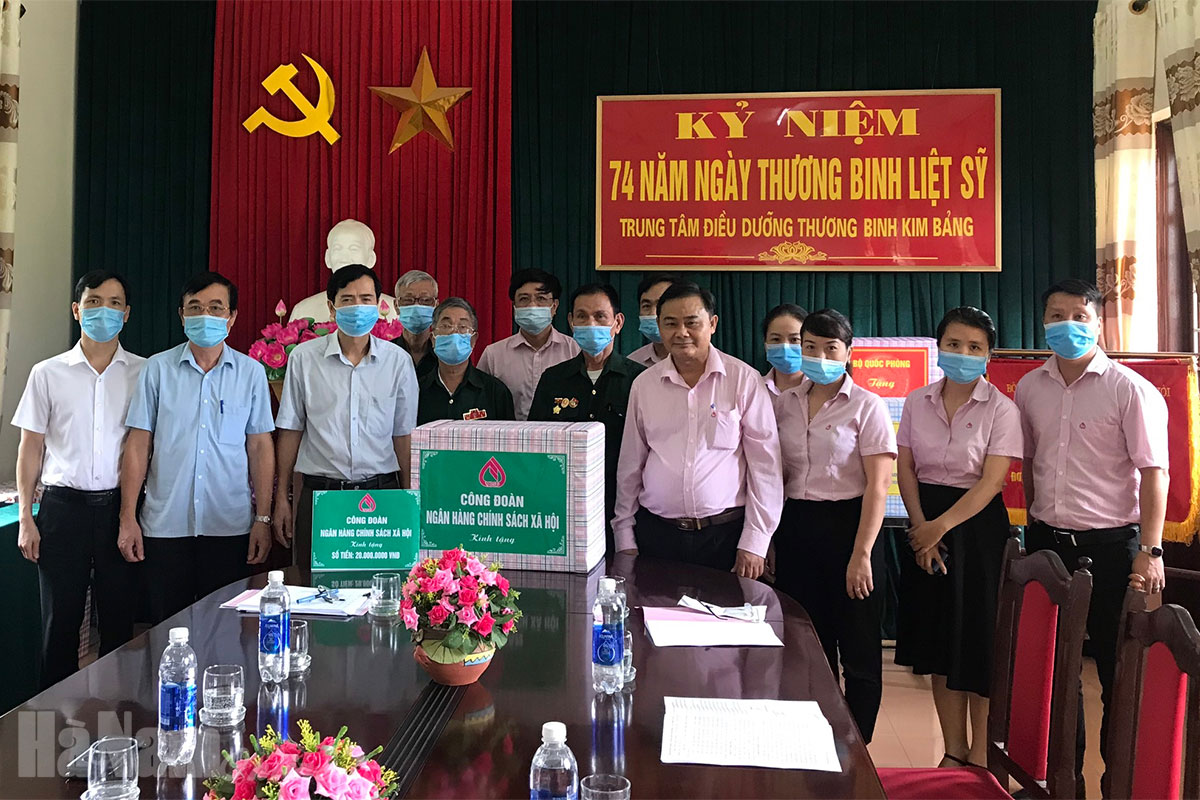 Ngân hàng CSXH, chi nhánh Hà Nam thăm, tặng quà tri ân người có công, gia đình chính sách