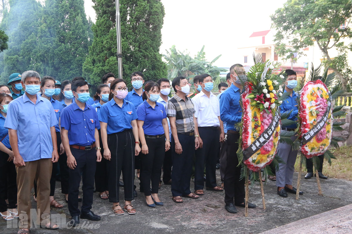 Đoàn Khối các cơ tỉnh thăm, tặng quà tại huyện Lý Nhân