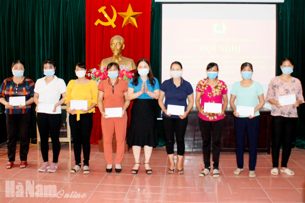 LĐLĐ huyện Bình Lục trao quà cho đoàn viên, CNVCLĐ thuộc gia đình chính sách và có hoàn cảnh khó khăn