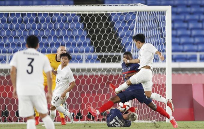 ĐT bóng đá nam Nhật Bản đá bay Pháp khỏi Olympic