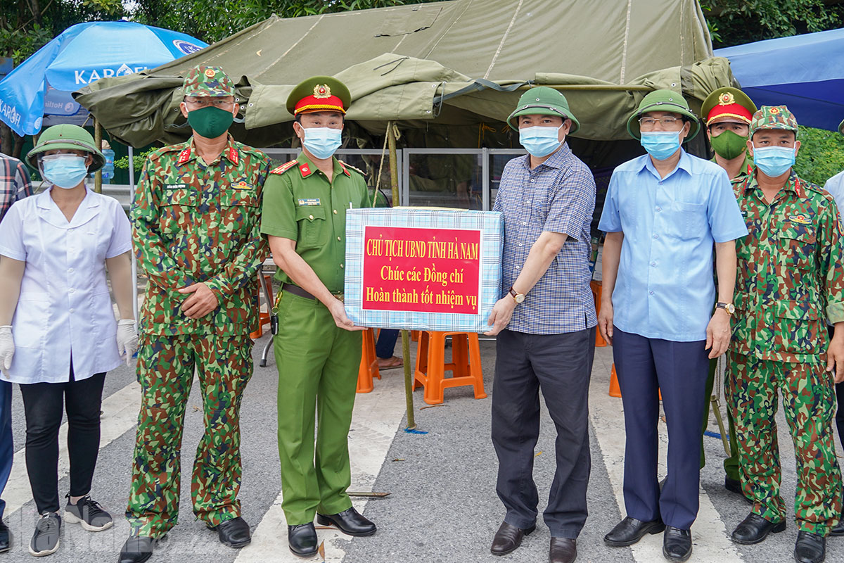Đồng chí Chủ tịch UBND tỉnh Trương Quốc Huy kiểm tra các chốt kiểm soát liên ngành phòng, chống dịch Covid-19