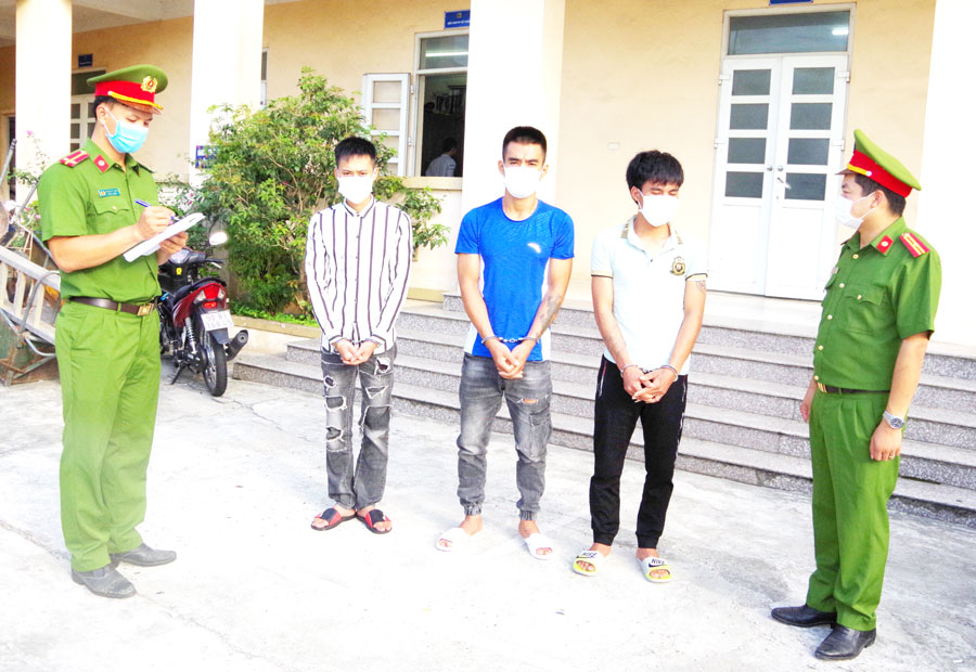 Công an huyện Thanh Liêm bắt nhóm đối tượng vừa ra tù lại gây ra 05 vụ cướp giật tài sản