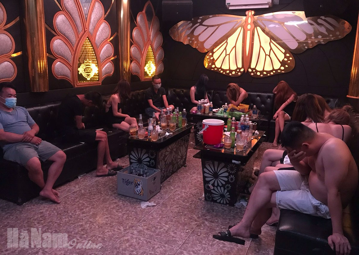 Công an thị xã Duy Tiên phát hiện cơ sở kinh doanh karaoke hoạt động vi phạm quy định phòng, chống dịch