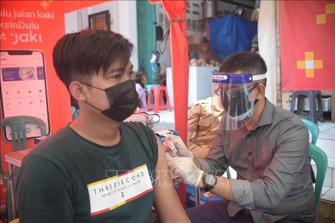 WHO kêu gọi các nước tạm ngừng tiêm liều vaccine thứ 3