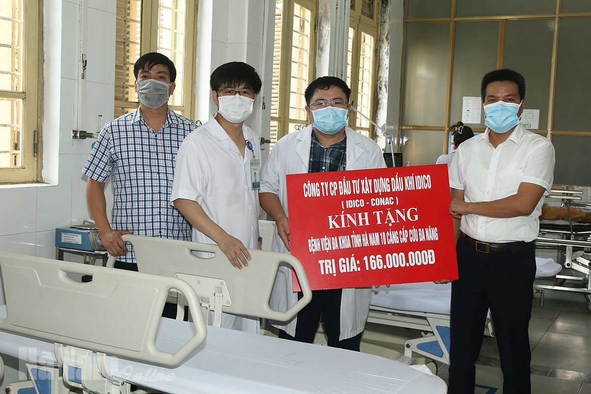 Công ty CP Đầu tư xây dựng dầu khí IDICO-CONAC trao tặng BVĐK Hà Nam 10 cáng cứu thương đa năng