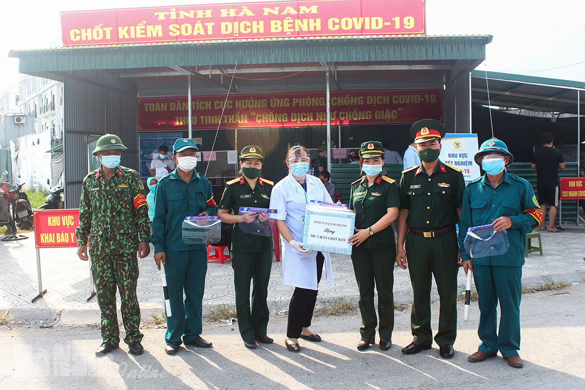Hội Phụ nữ Bộ CHQS tỉnh tặng mũ chống giọt bắn cho lực lượng phòng chống dịch tại các điểm chốt