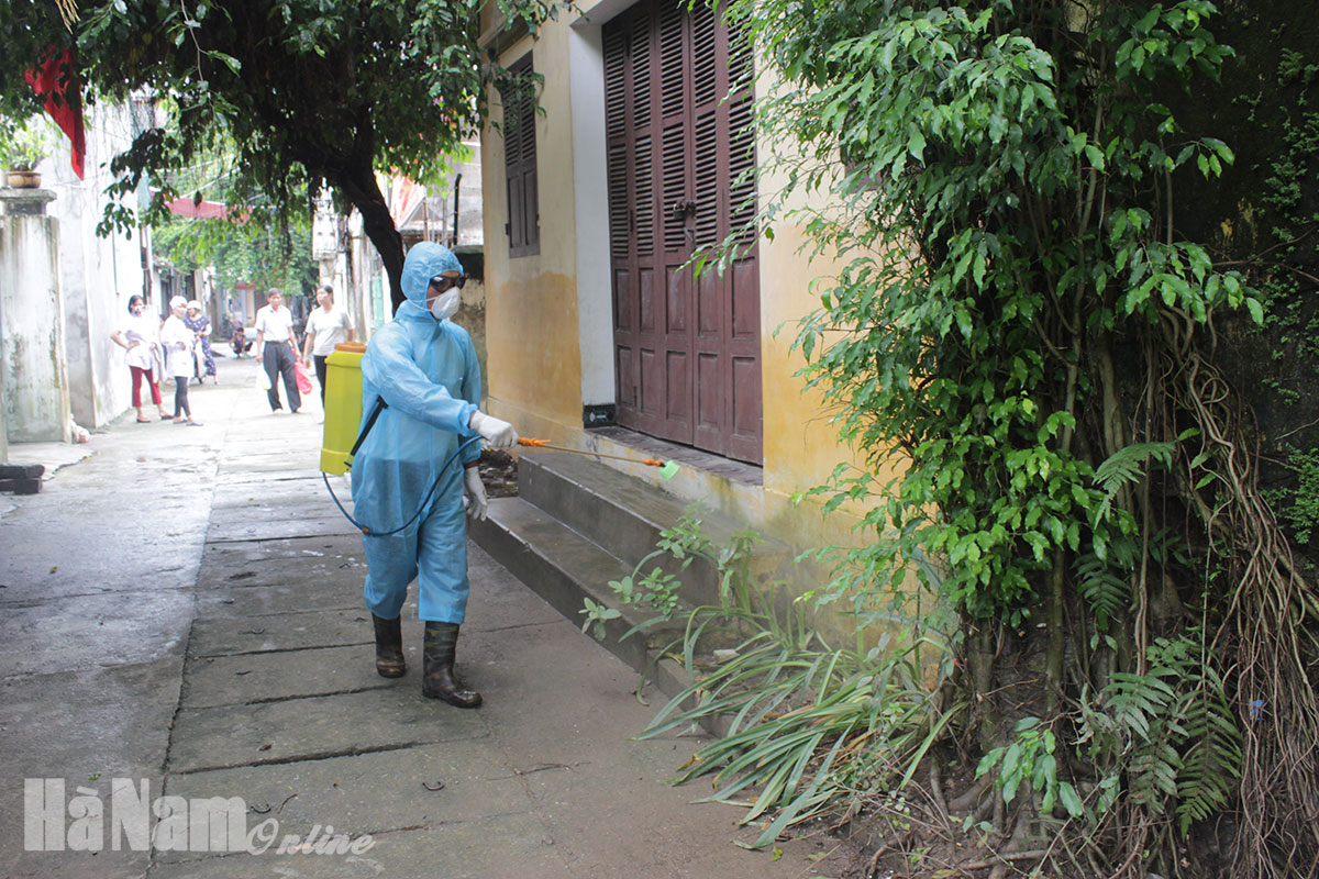 Tập trung dập 2 ổ dịch sốt xuất huyết tại phường Hai Bà Trưng và phường Minh Khai