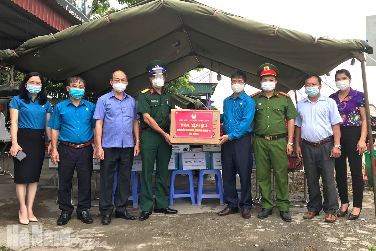 Liên đoàn Lao động tỉnh thăm, tặng quà chốt kiểm soát dịch Covid-19