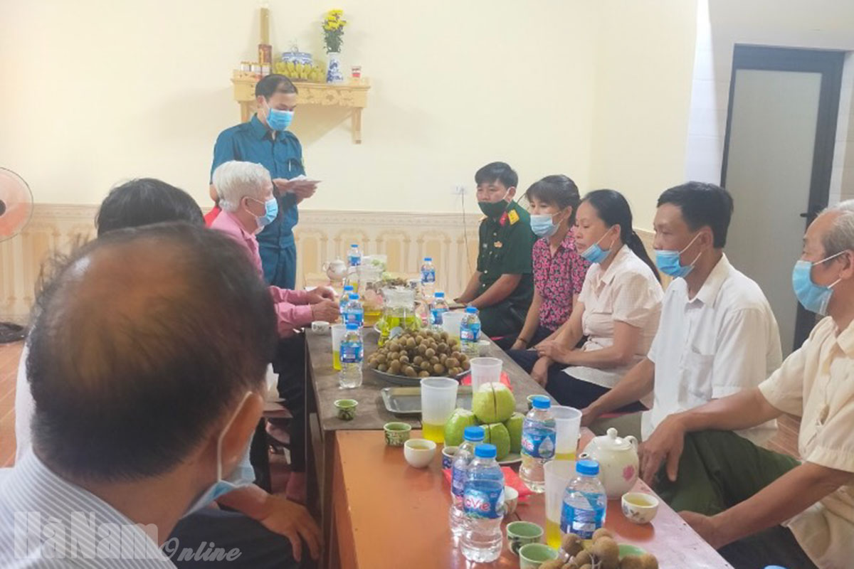 Trao kinh phí của Bộ CHQS tỉnh hỗ trợ nạn nhân chất độc da cam xây dựng nhà ở