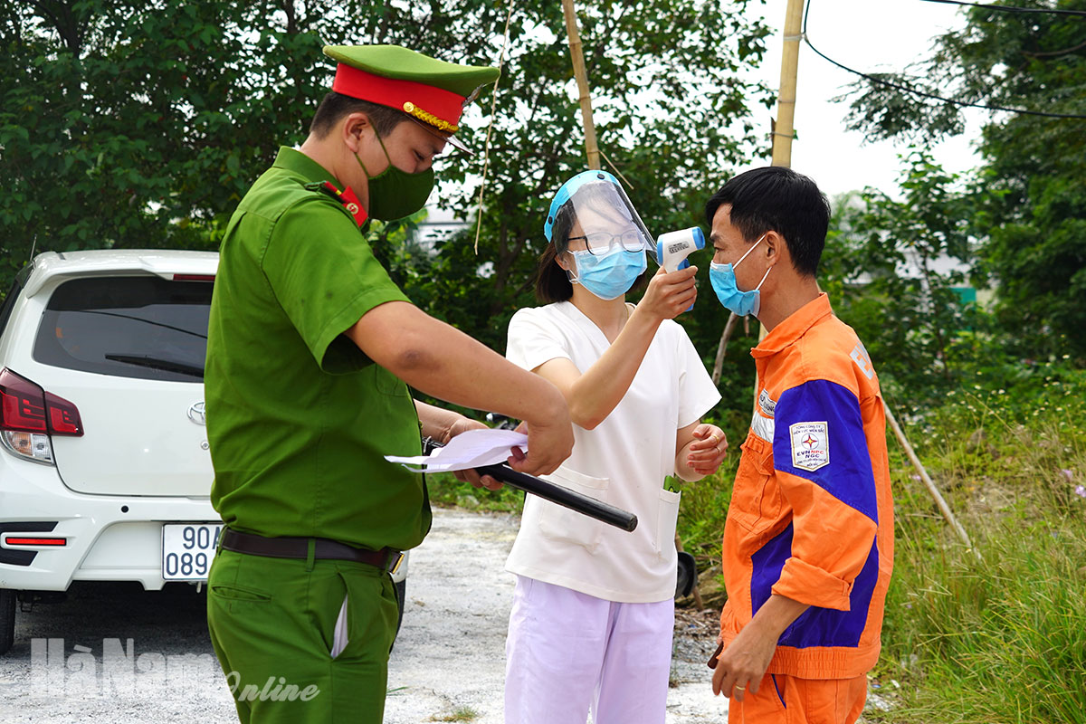 Giữ vững an ninh trật tự, an toàn giao thông tại các chốt kiểm soát dịch