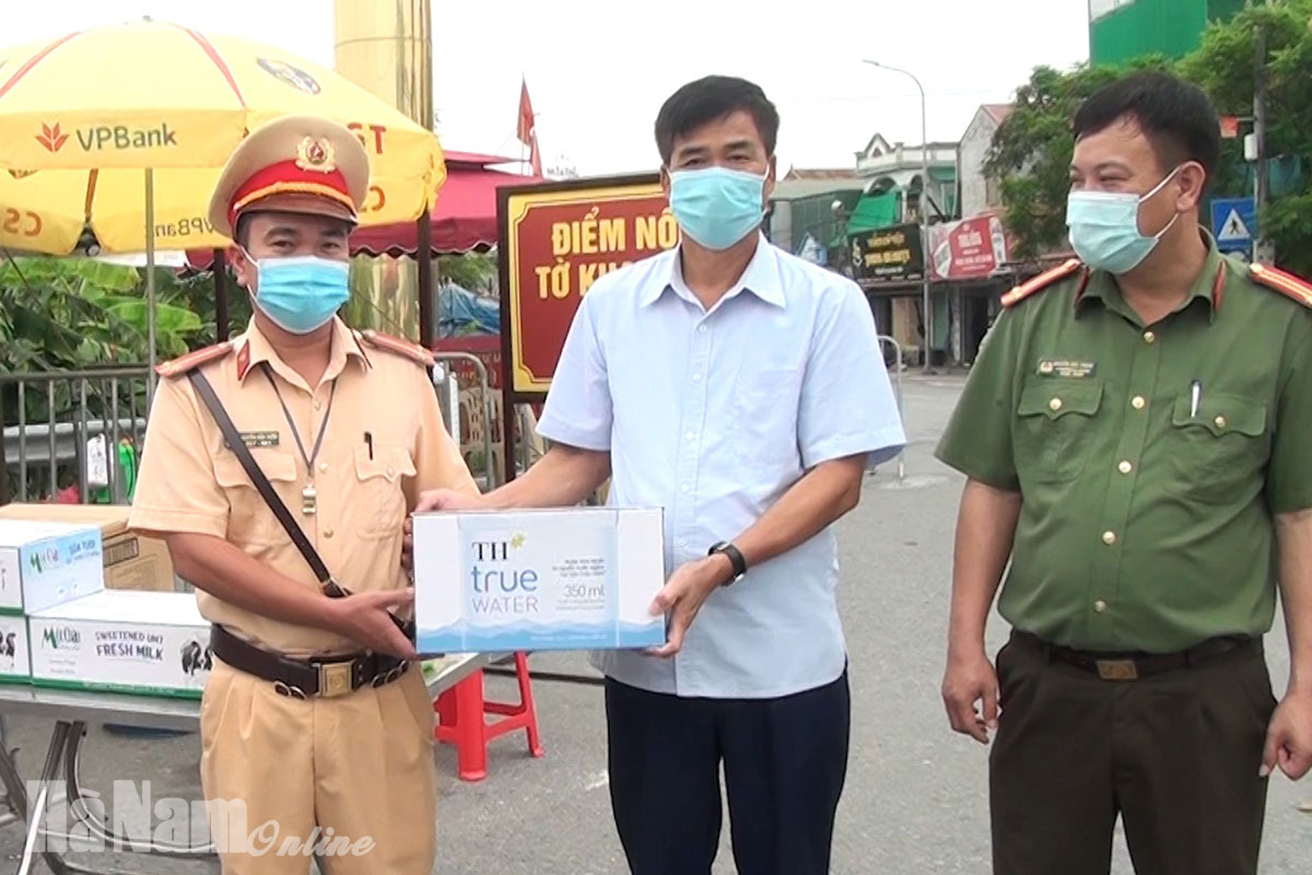 Hội CCB Kim Bảng thăm, tặng quà các chốt kiểm soát phòng, chống dịch Covid-19 trên địa bàn