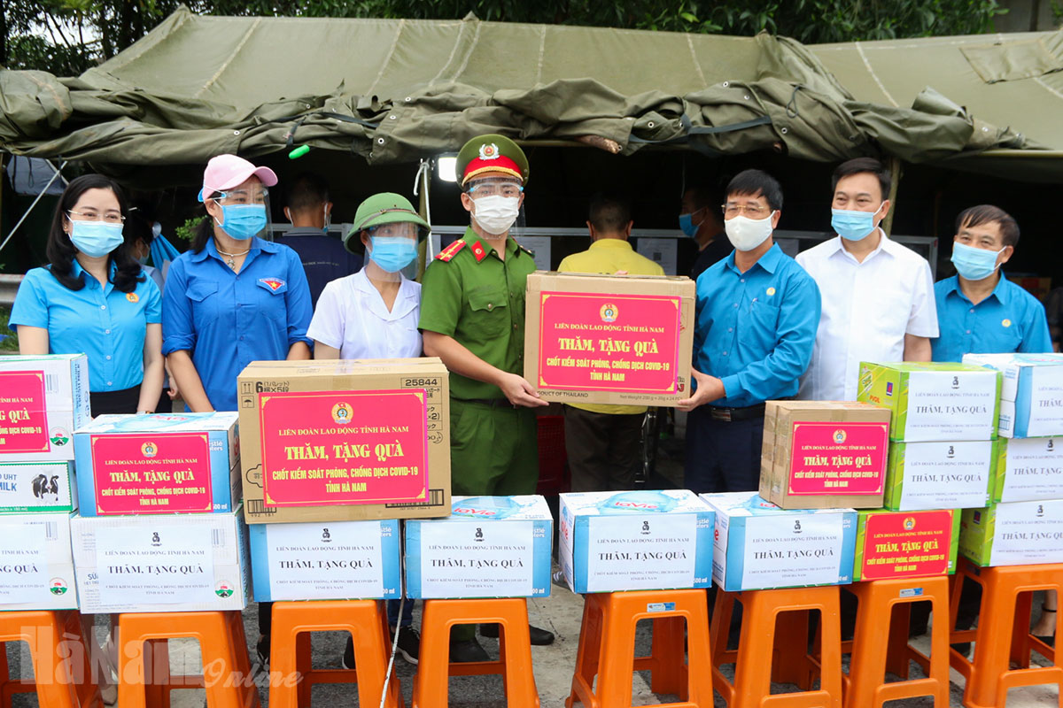Liên đoàn Lao động tỉnh thăm, tặng quà chốt kiểm soát dịch Covid -19