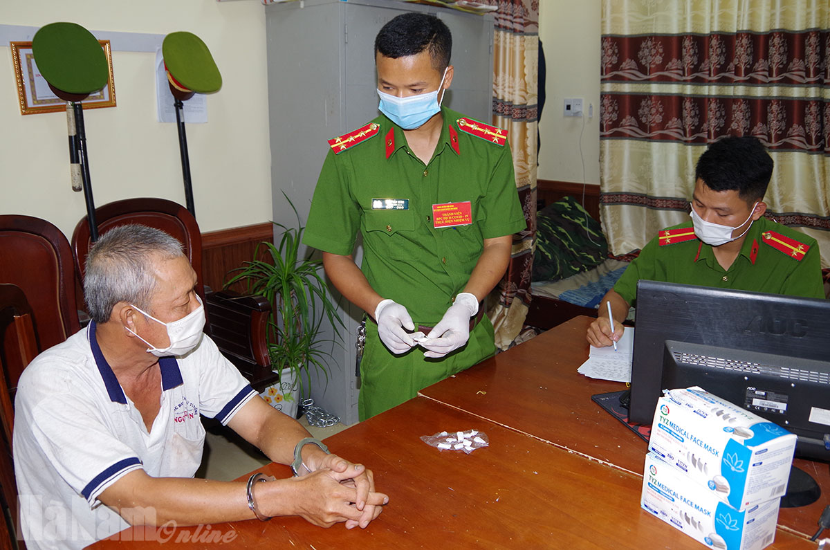 Công an xã Tượng Lĩnh bắt đối tượng tàng trữ 11 gói ma túy