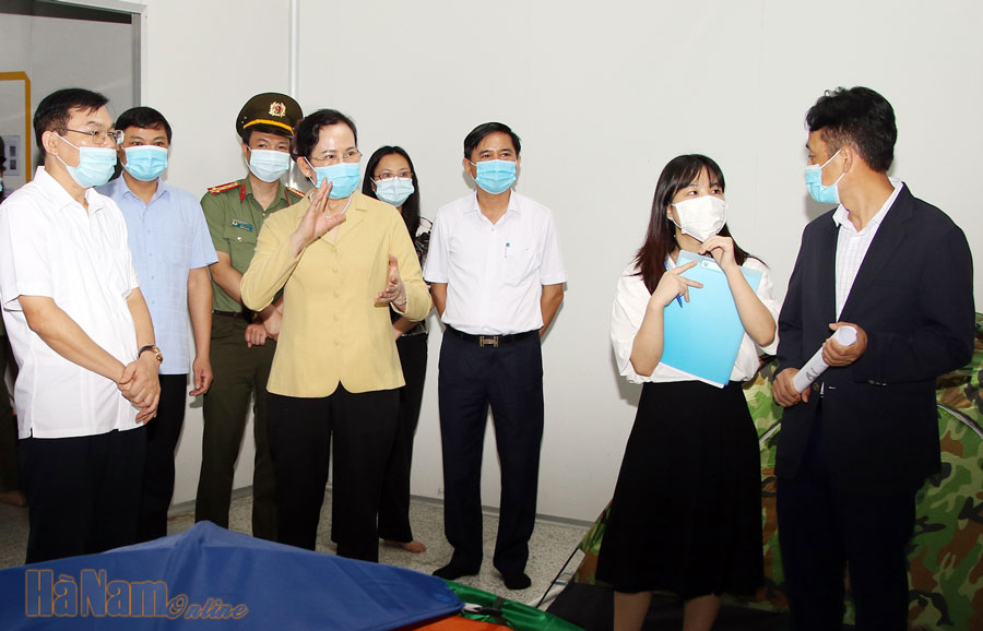 Đồng chí Bí thư Tỉnh uỷ Lê Thị Thuỷ kiểm tra công tác phòng, chống dịch Covid-19 tại các chốt kiểm soát liên ngành và một số doanh nghiệp