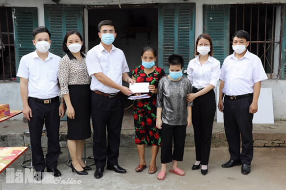 Công đoàn Tòa án Nhân dân tỉnh tặng quà gia đình hoàn cảnh khó khăn