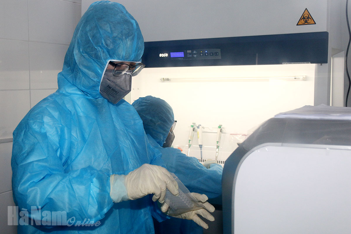 Test nhanh tại chốt kiểm dịch Liêm Tuyền, phát hiện lái xe quê Hòa Bình dương tính với SARS-CoV-2