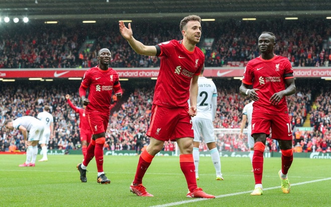 VAR "quay lưng", Liverpool vẫn thắng Burnley và vượt mặt Man Utd