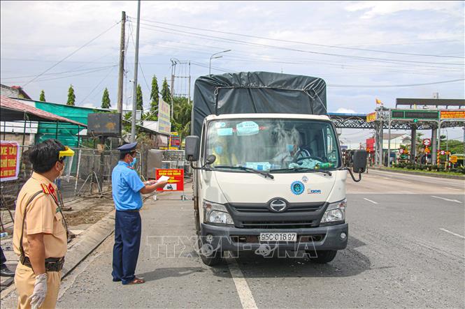 Thống nhất khai báo y tế với xe 'luồng xanh' khi đi qua các chốt kiểm soát phía Nam
