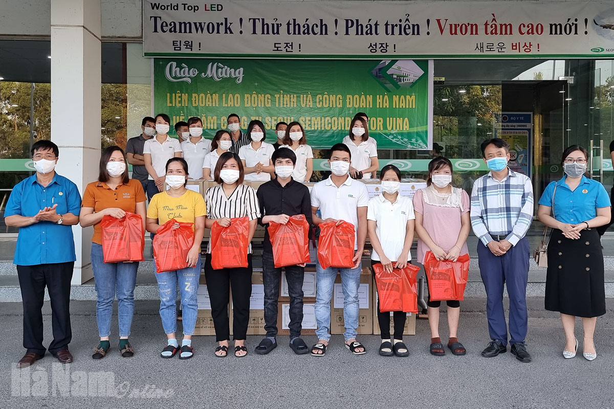 Công đoàn các KCN tỉnh tặng quà doanh nghiệp thực hiện '3 tại chỗ'