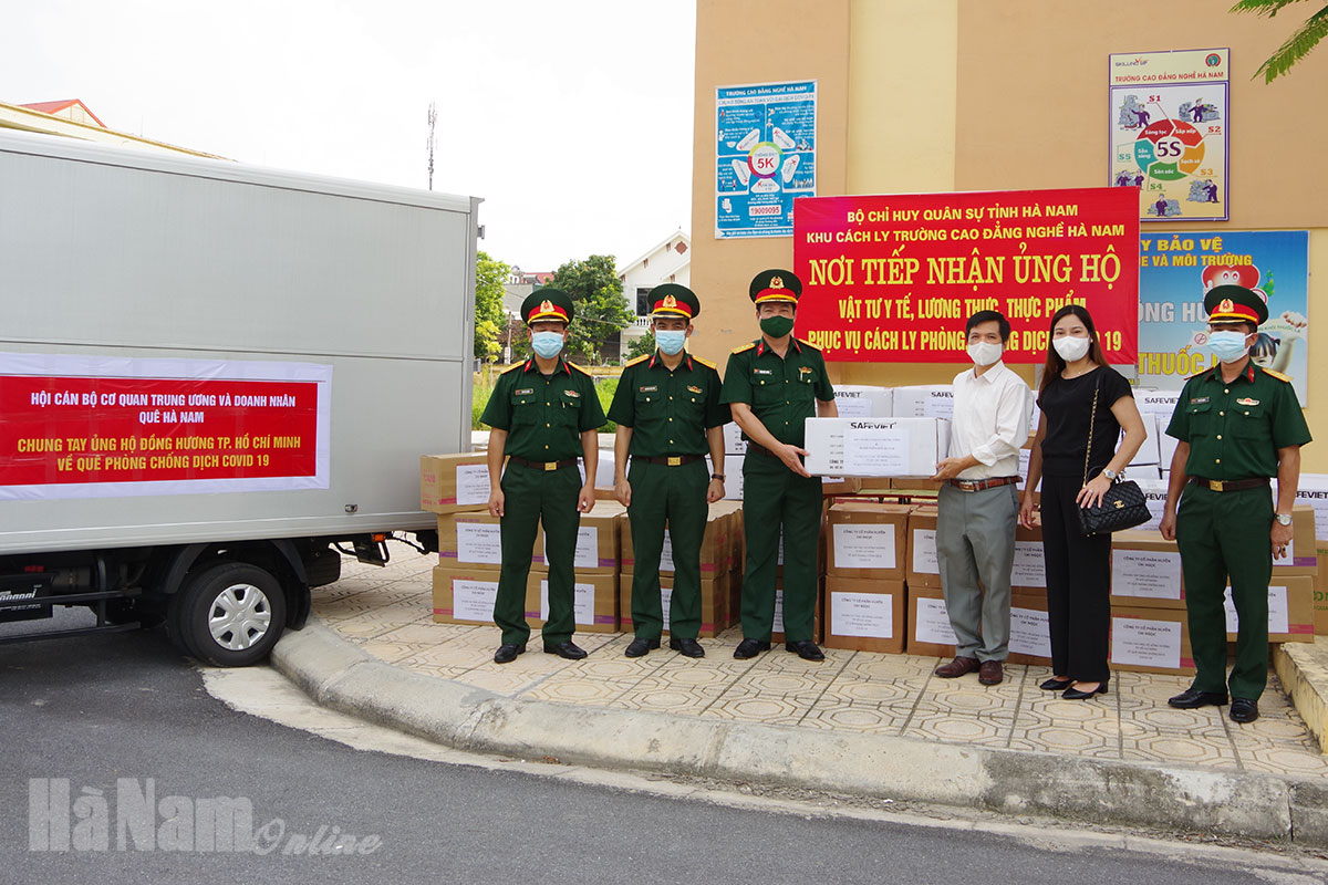 Hội cán bộ cơ quan Trung ương và doanh nhân quê hương Hà Nam tặng vật tư y tế, nhu yếu phẩm khu cách ly tập trung