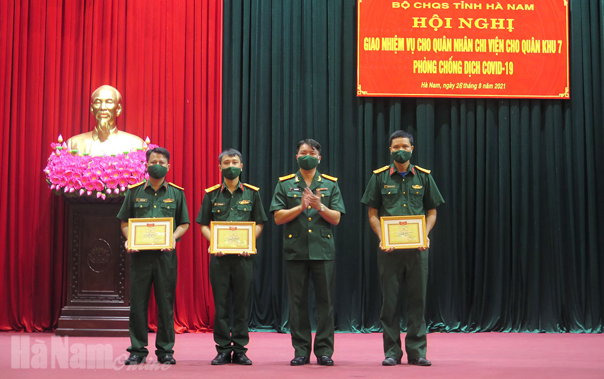 Bộ CHQS tỉnh gặp mặt, động viên 3 y bác sĩ quân y lên đường tăng cường công tác phòng chống Covid-19 tại các tỉnh phía Nam