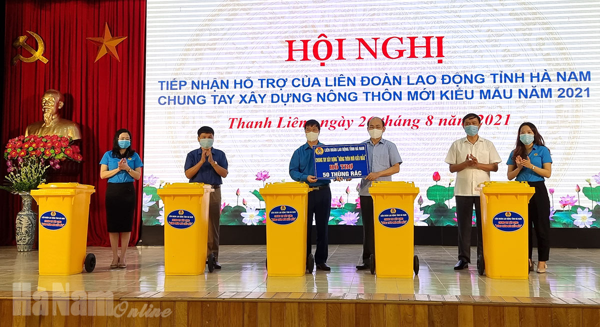 Thanh Liêm tiếp nhận hỗ trợ xây dựng NTM kiểu mẫu của LĐLĐ tỉnh