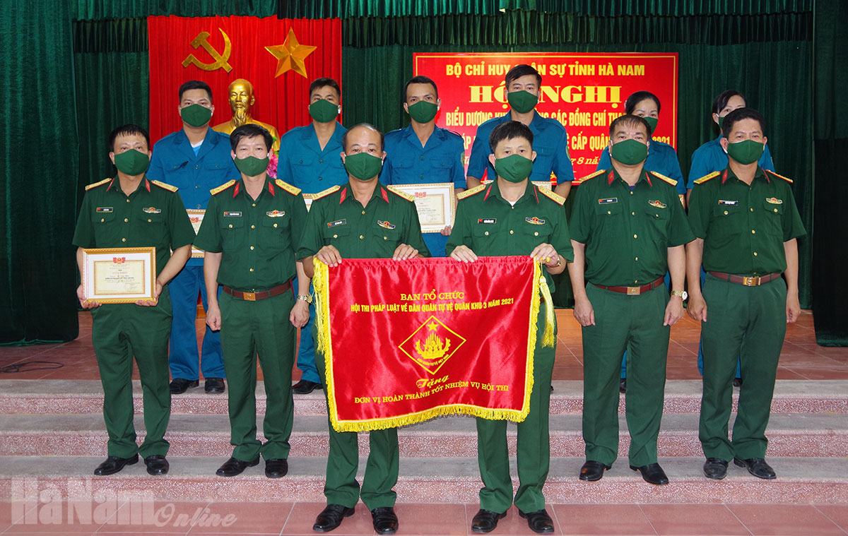 Bộ CHQS tỉnh biểu dương, khen thưởng Đoàn cán bộ tham gia Hội thi Pháp luật về DQTV cấp Quân khu