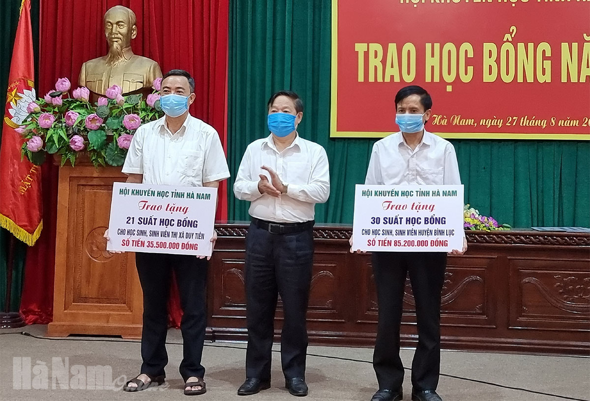 Hội Khuyến học tỉnh trao tặng học bổng đợt I năm 2021