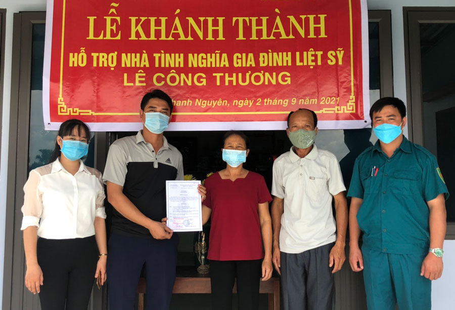 Trao quyết định hỗ trợ kinh phí của Bộ Tư lệnh Hải quân xây dựng nhà tình nghĩa cho thân nhân liệt sĩ