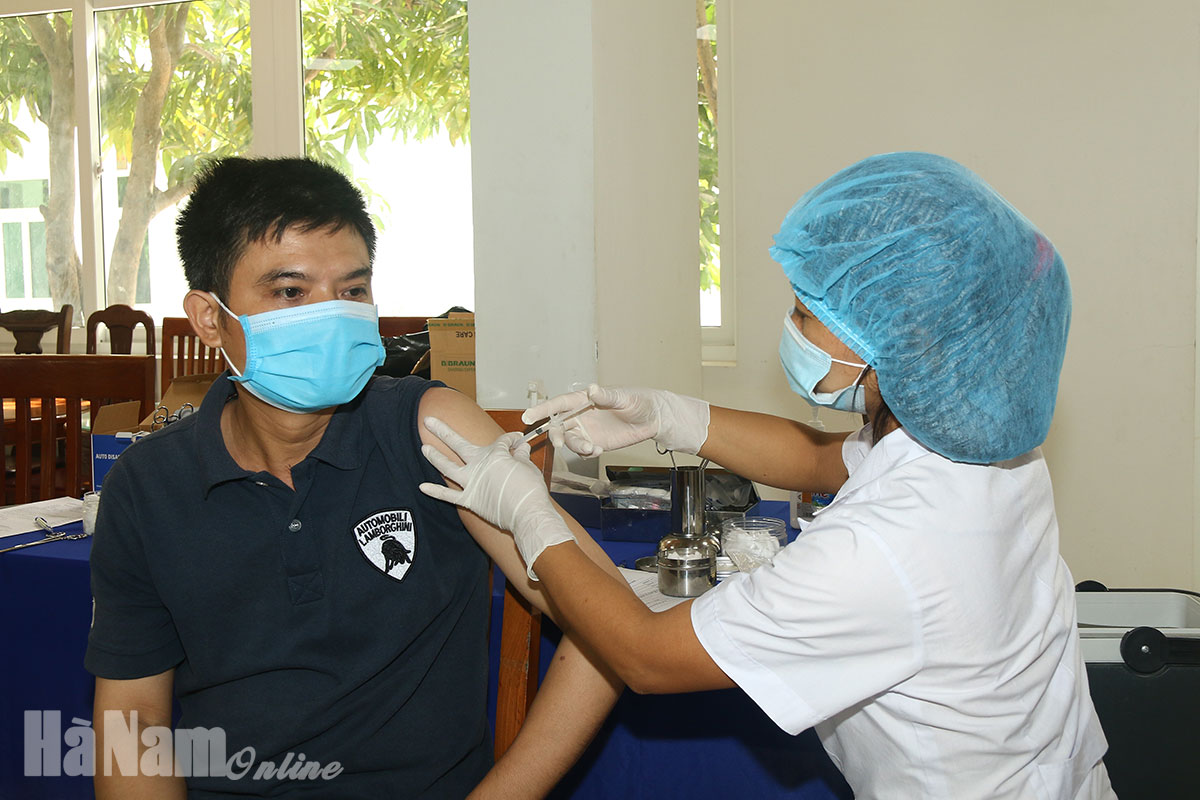 Người dân đăng ký tiêm chủng vắc xin phòng Covid-19 qua Cổng công khai thông tin tiêm chủng hoặc ứng dụng Sổ sức khỏe điện tử