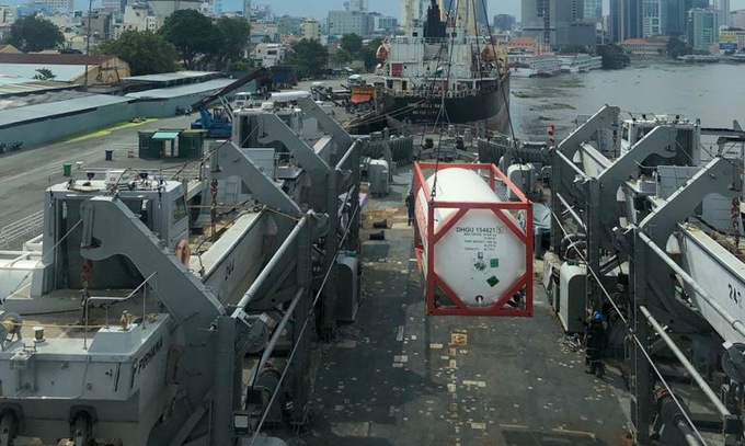 Tàu chiến Ấn Độ chở máy thở, oxy lỏng hỗ trợ Việt Nam