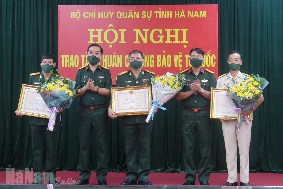 Công bố quyết định và trao Huân chương Bảo vệ Tổ quốc cho các cá nhân có thành tích xuất sắc