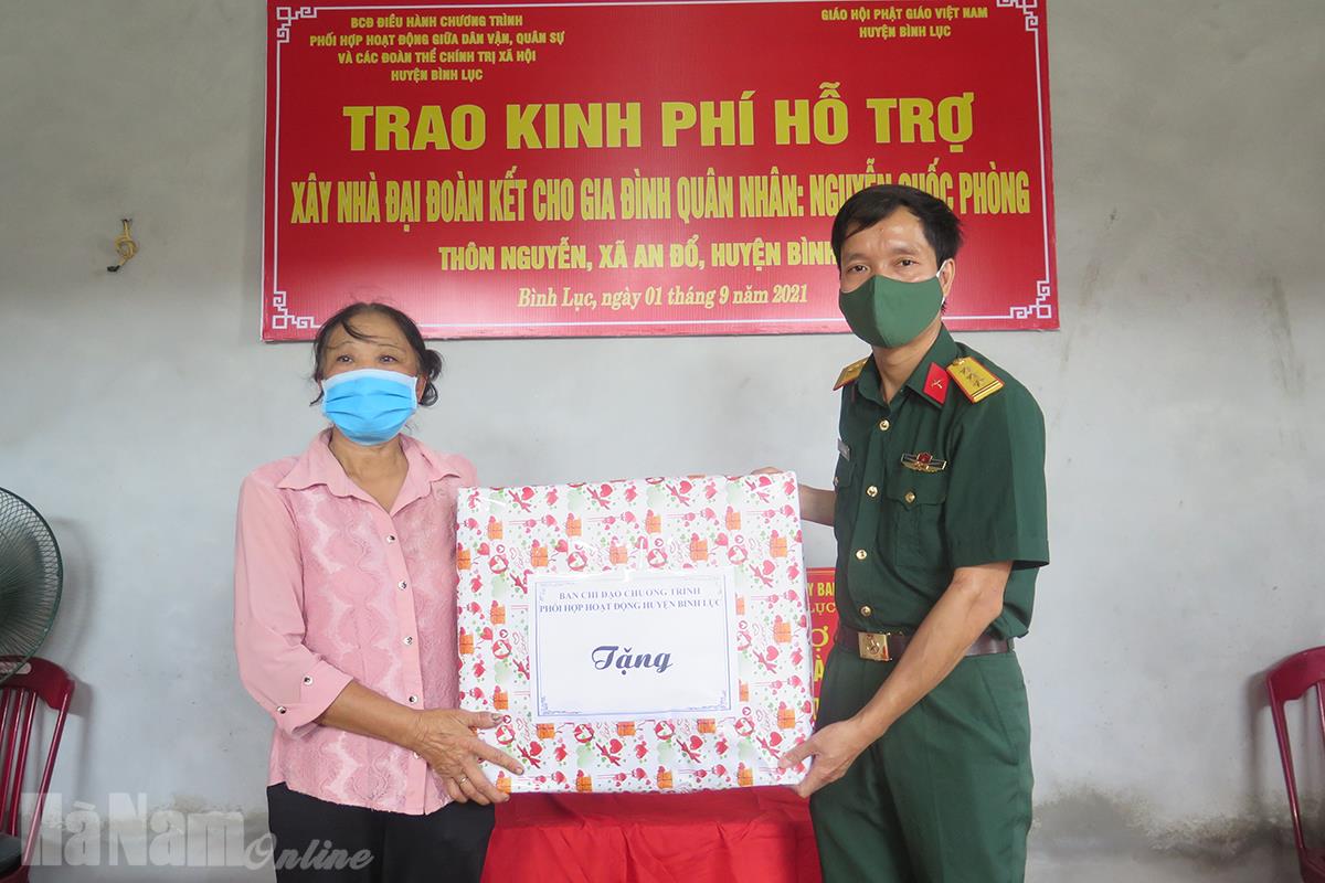 Trao kinh phí hỗ trợ xây dựng nhà cho gia đình quân nhân đang thực hiện nghĩa vụ quân sự