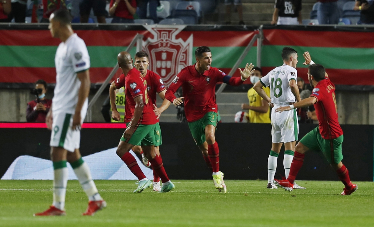 Bồ Đào Nha 2-1 CH Ireland: Ronaldo lập cú đúp, tạo nên kỷ lục của bóng đá thế giới