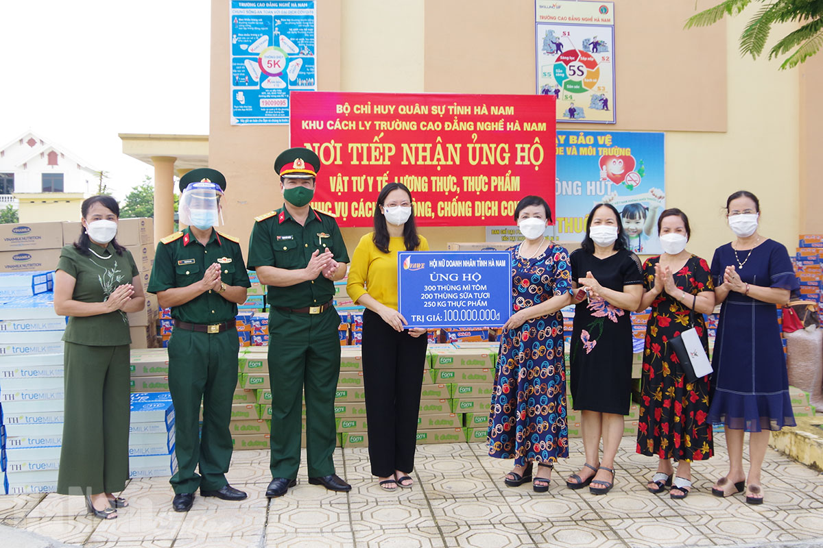 Hội Nữ doanh nhân tỉnh Hà Nam tặng quà khu cách ly phòng, chống dịch Covid-19