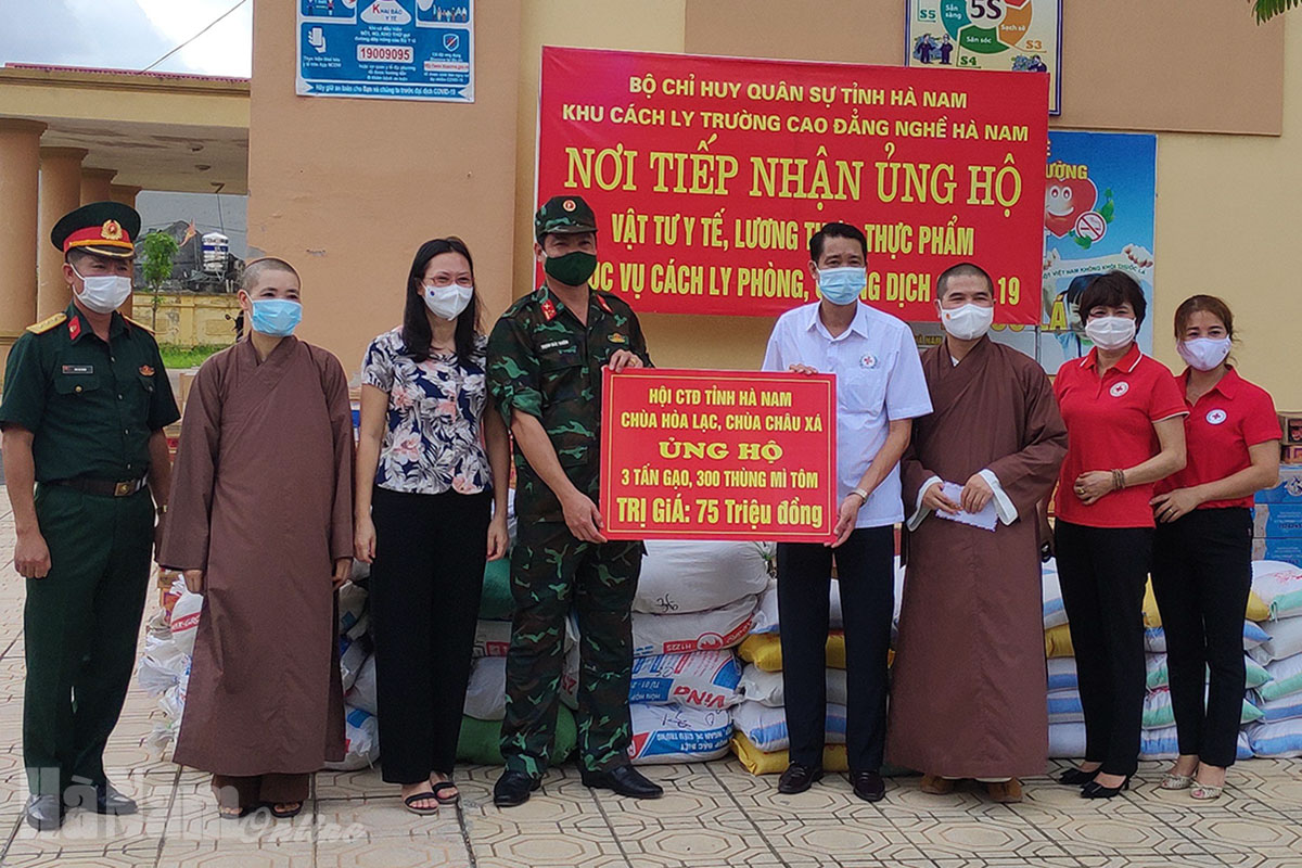Hội Chữ thập đỏ tỉnh cùng các tăng ni, phật tử tặng nhu yếu phẩm tại khu cách ly phòng, chống dịch