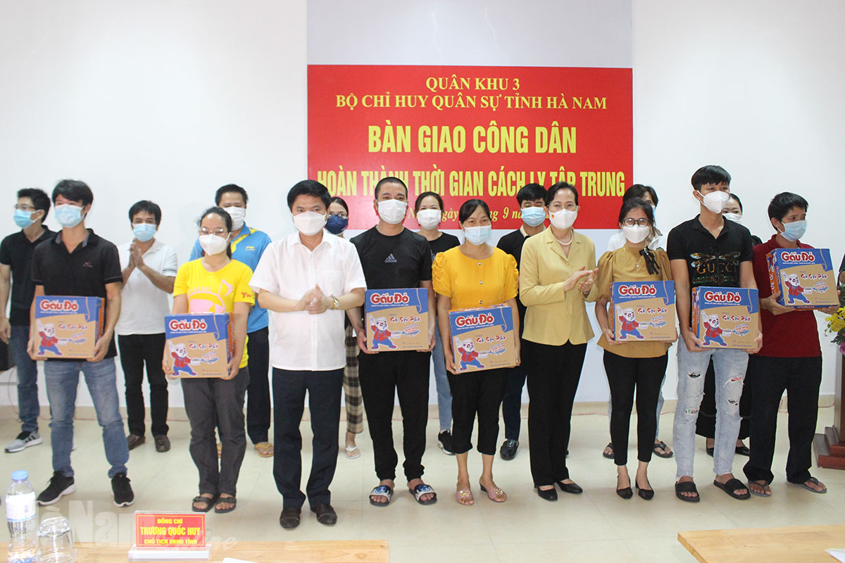 Bàn giao công dân được đón từ thành phố Hồ Chí Minh hoàn thành cách ly tập trung về các địa phương.