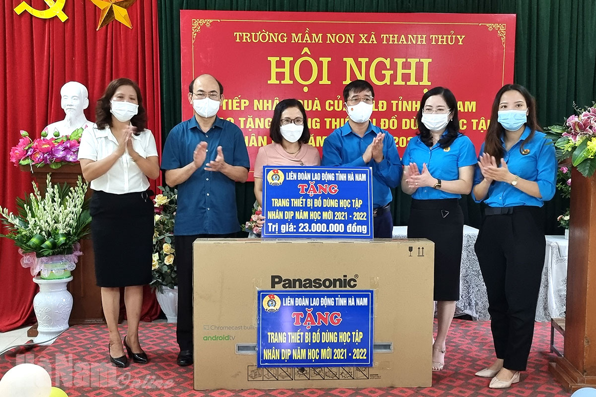 LĐLĐ tỉnh trao tặng trang thiết bị đồ dùng học tập cho Trường Mầm non Thanh Thủy