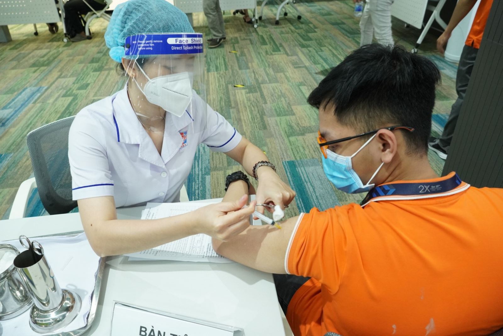 Người tiêm đủ 2 mũi vaccine vẫn có khả năng mắc và lây bệnh cho người khác