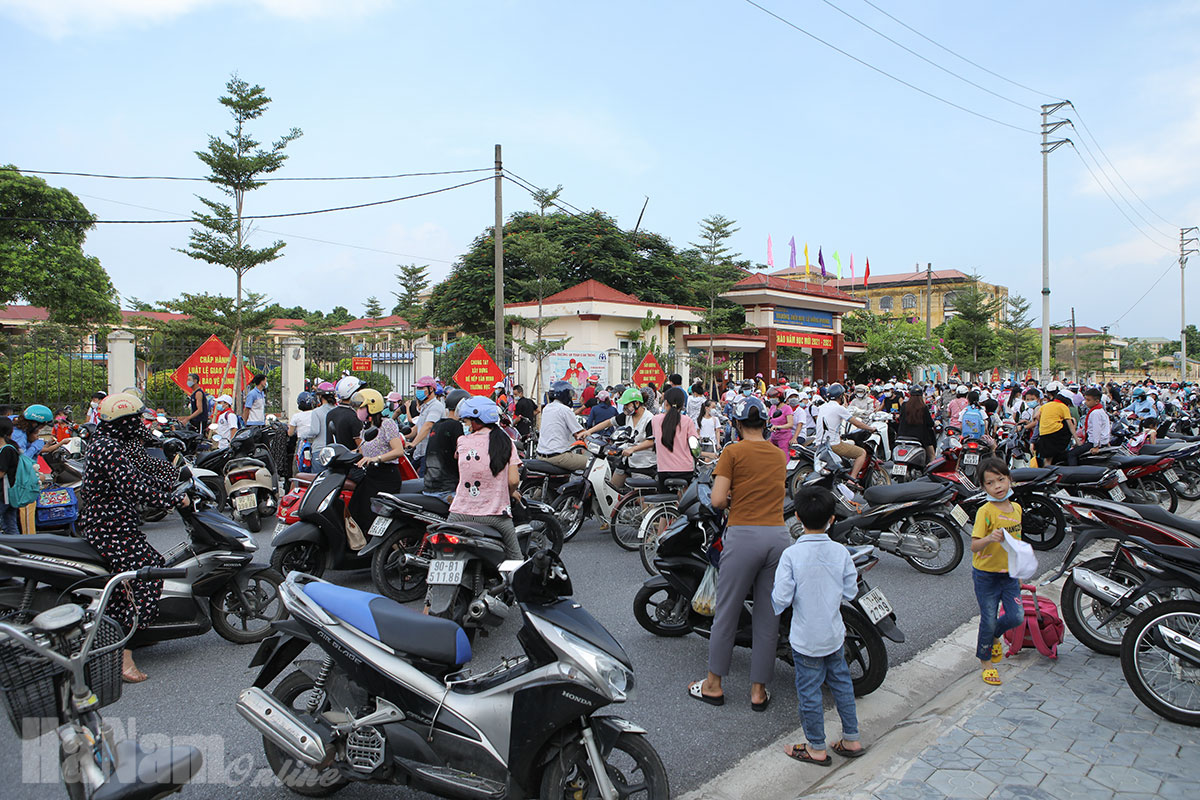 Nguy cơ mất an toàn phòng, chống dịch Covid-19 từ việc đưa, đón học sinh tiểu học