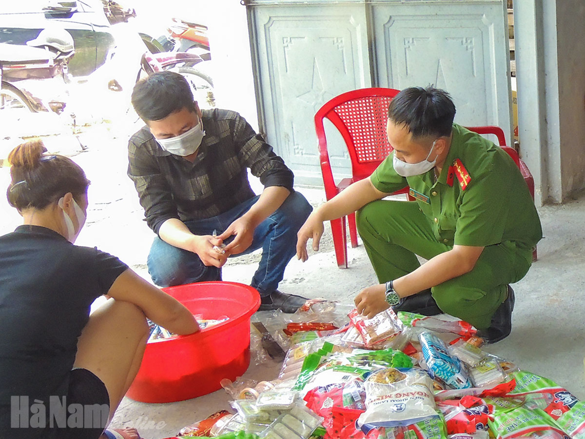 Phát hiện hộ kinh doanh bánh kẹo ở phường Quang Trung vi phạm các quy định về an toàn thực phẩm