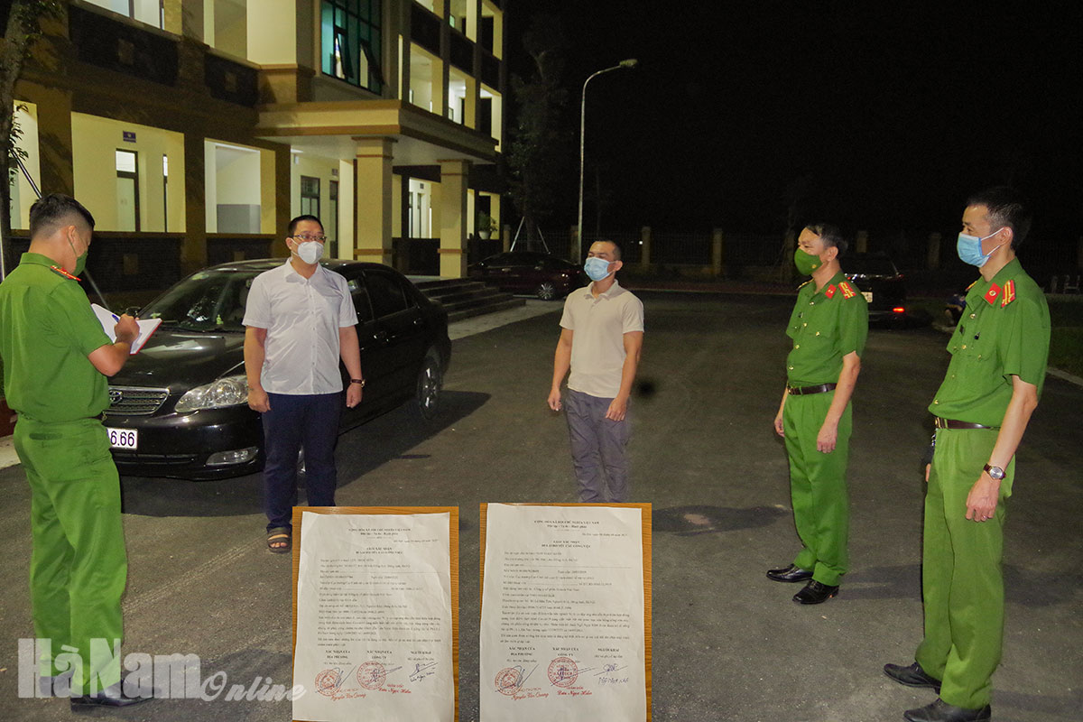 Bắt 02 đối tượng tự làm giả giấy tờ để "thông" chốt phòng, chống dịch vào Hà Nam