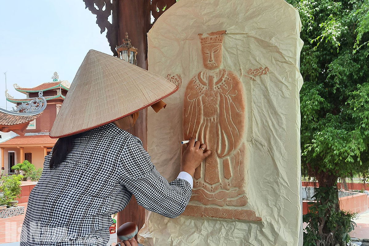 Độc đáo bia đá chùa Giầu