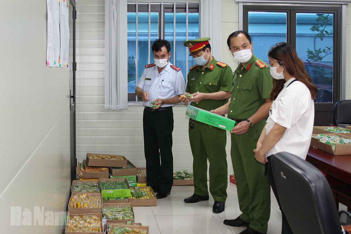 Phát hiện số lượng lớn bánh trung thu không rõ nguồn gốc trên xe tải tại khu công nghiệp Châu Sơn