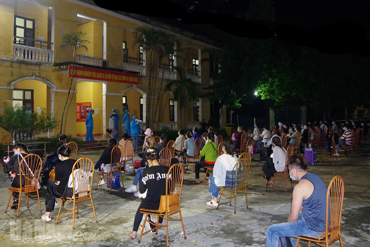 Trung đoàn 151 Bộ CHQS tỉnh đón 90 công dân từ Xinh-ga-po về cách ly, phòng chống dịch Covid-19