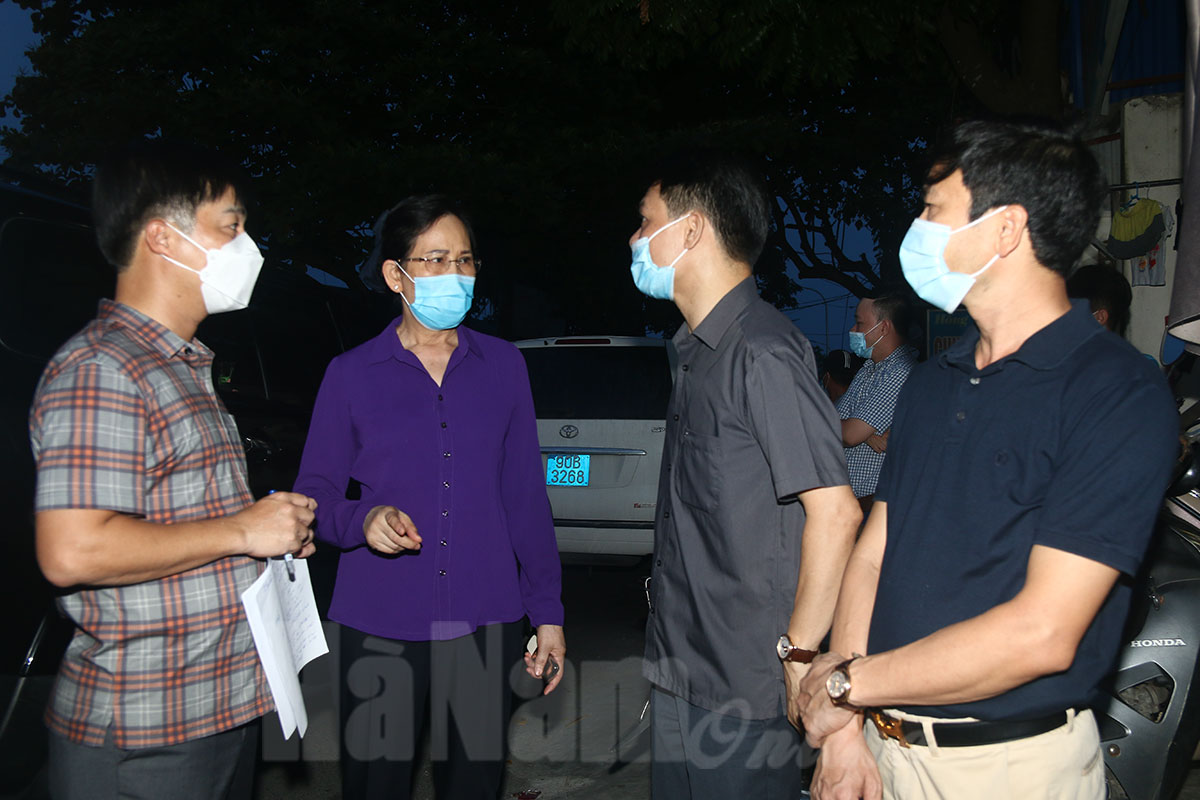 Kiểm tra nơi có ca nghi dương tính với SARS-CoV-2 tại thôn Lê Lợi, đồng chí Bí thư Tỉnh ủy Lê Thị Thuỷ yêu cầu phải khẩn trương lấy mẫu xét nghiệm toàn bộ dân cư ngay trong đêm